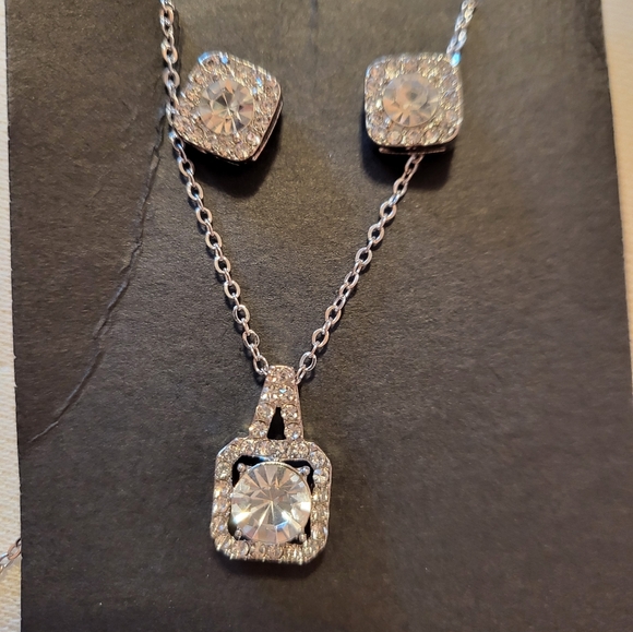 Beautiful elegant jewelry set with beautiful stud earrings - Picture 8 of 8